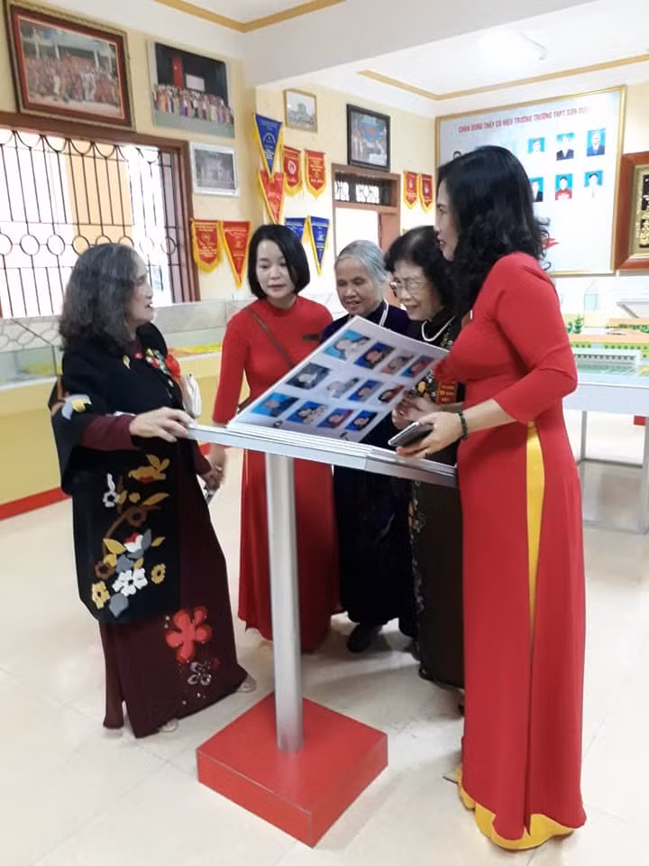 Các thầy cô giáo thăm phòng truyền thống