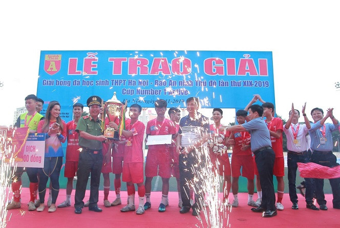 Đội bóng THPT Ngô Sỹ Liên nhận chiếc cup vô địch Number 1 Active Đội bóng THPT Ngô Sỹ Liên nhận chiếc cup vô địch Number 1 Active