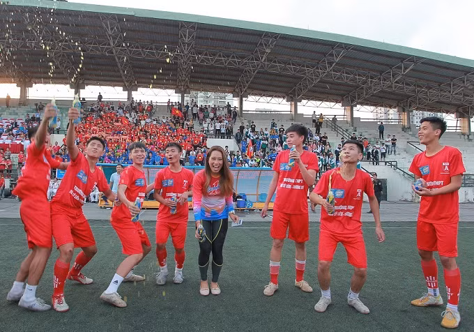 Thanh Vũ cuồng nhiệt cùng các cầu thủ THPT Ngô Sỹ Liên