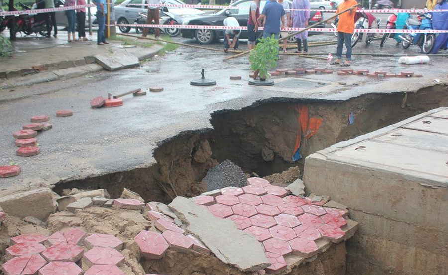 Đoạn sụt lún bên cạnh cầu kênh Bắc (TP Vinh, Nghệ An) Đoạn sụt lún bên cạnh cầu kênh Bắc (TP Vinh, Nghệ An)