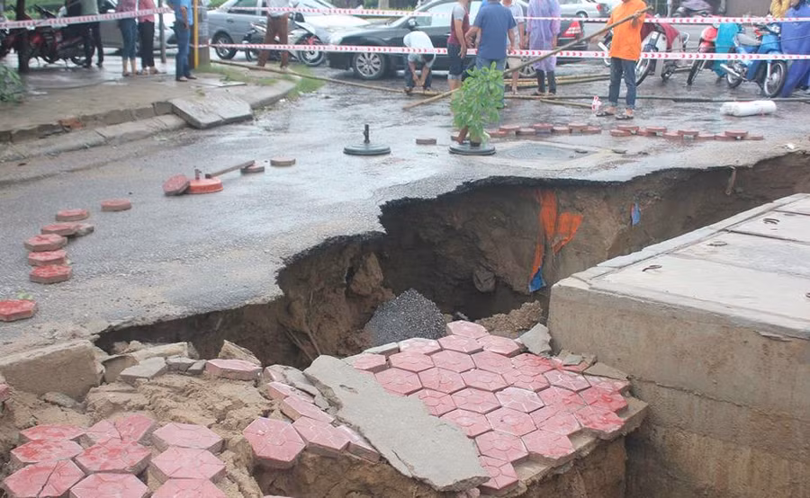 Đoạn sụt lún bên cạnh cầu kênh Bắc (TP Vinh, Nghệ An)