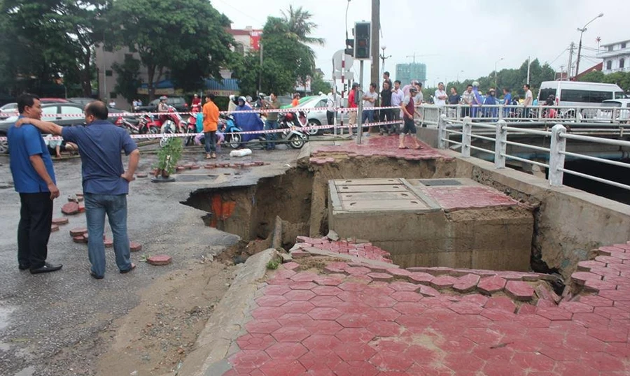 Sụt lún khoảng đường và vỉa hè rộng khoảng 20m2