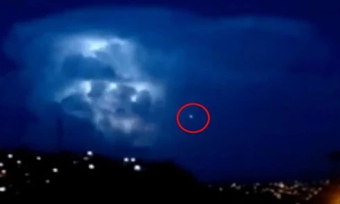 UFO phát sáng trong bão sấm sét ở Brazil