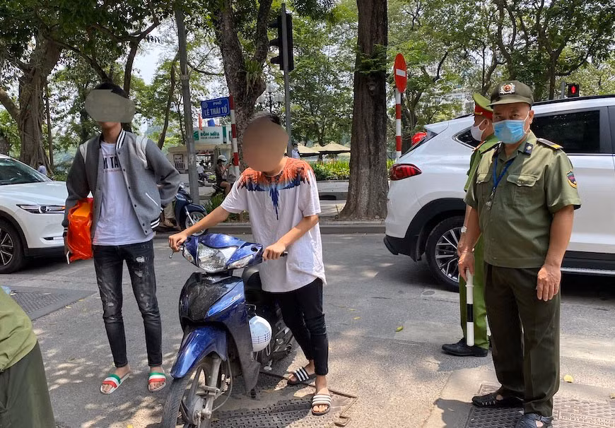 Trường hợp không đeo khẩu trang được lực lượng chức năng nhắc nhở, xử lý.