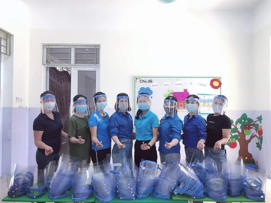 Các cô giáo huyện Lục Nam làm mũ chắn giọt bắn gửi đến tuyến đầu chống dịch Covid-19.