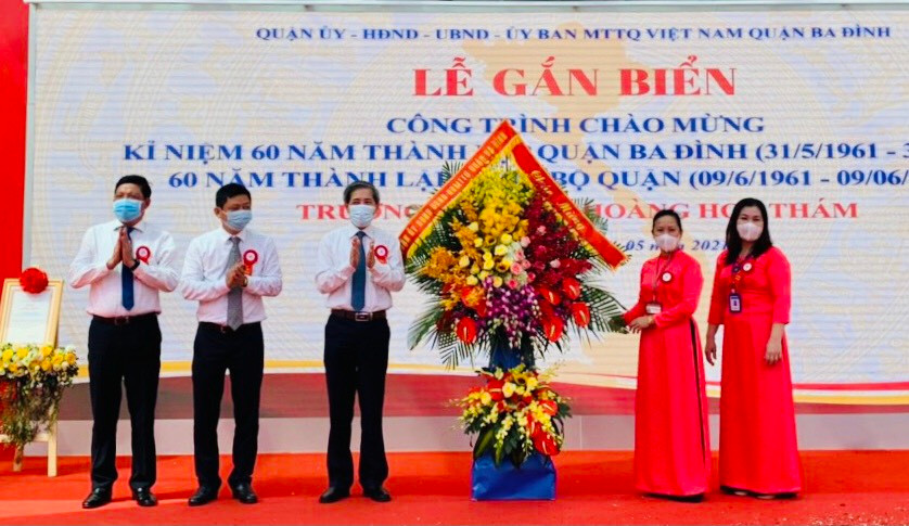 Lãnh đạo quận Ba Đình chúc mừng Trường tiểu học Hoàng Hoa Thám tại lễ gắn biển.