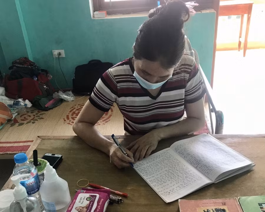 Cô Nguyễn Thị Thúy miệt mài chuẩn bị giảng dạy online cho HS trong khu cách ly.