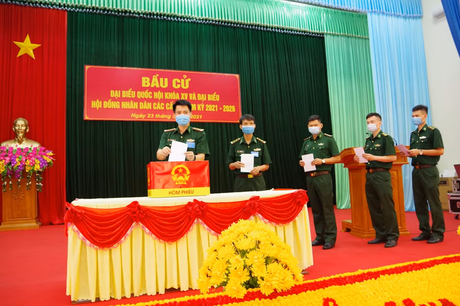 Các cử tri là Chỉ huy BĐBP tỉnh Hà Giang bỏ phiếu thực hiện quyền bầu cử. 