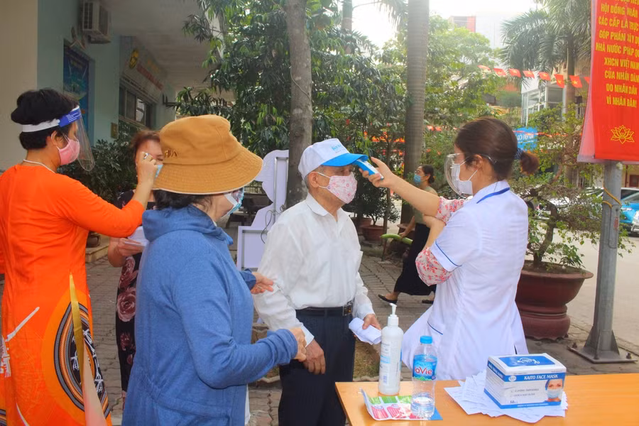 Người dân đến bỏ phiếu bầu cử được phát khẩu trang, rửa tay sát khuẩn.