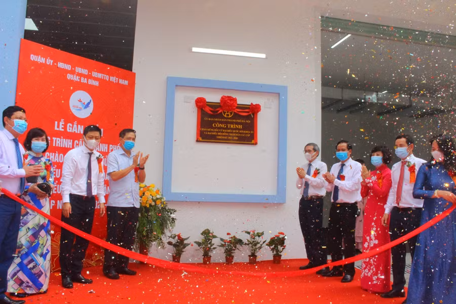 Gắn biển công trình Trường tiểu học Phan Chu Trinh chào mừng bầu cử.