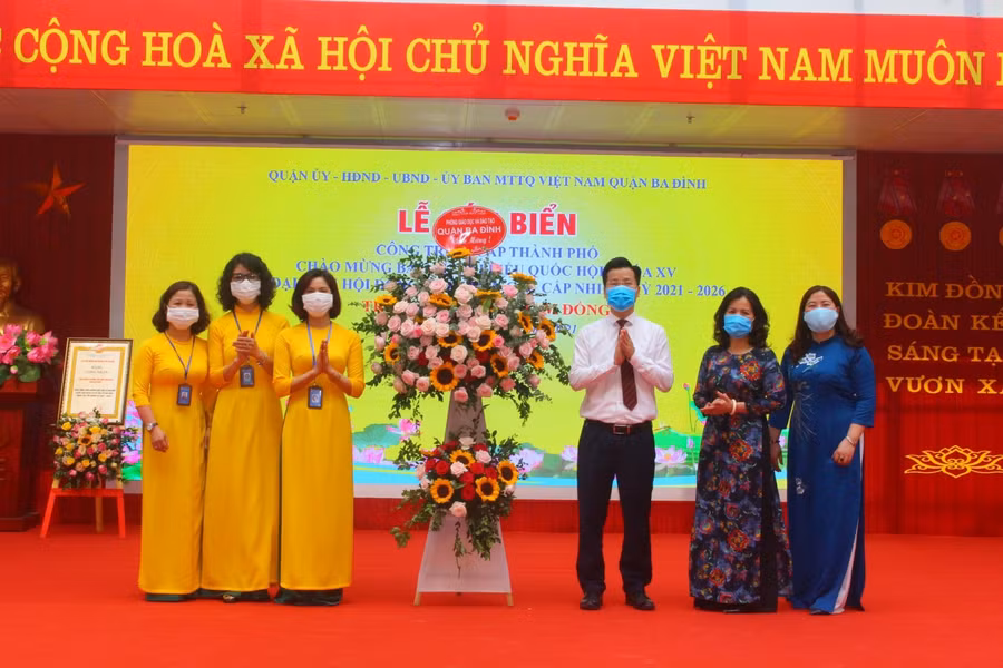 Thầy Lê Đức Thuận - Trưởng Phòng GD&amp;ĐT quận Ba Đình chúc mừng Trường tiểu học Kim Đồng trong ngày gắn biển chào mừng bầu cử.