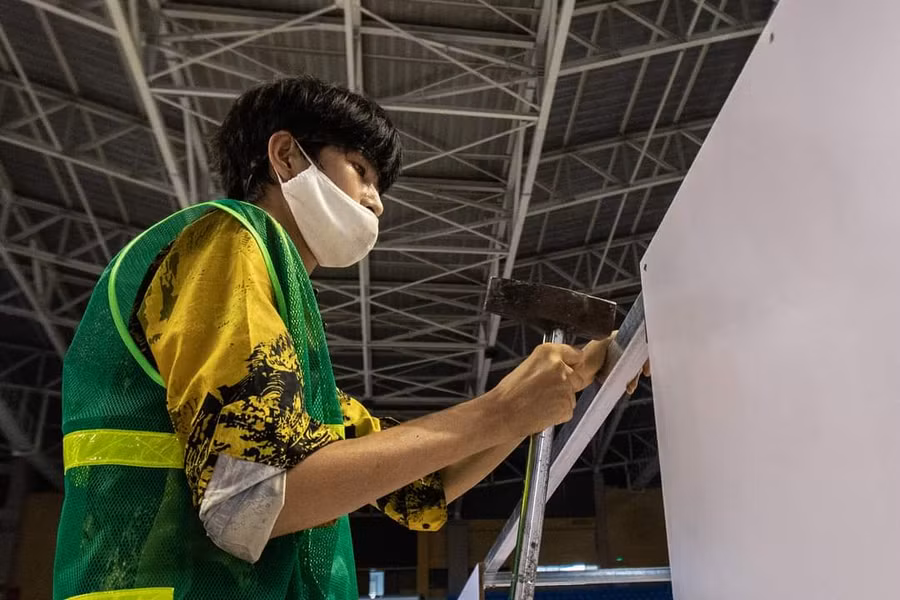 Công nhân lao động, sản xuất phải đảm bảo an toàn phòng dịch (Ảnh minh họa).