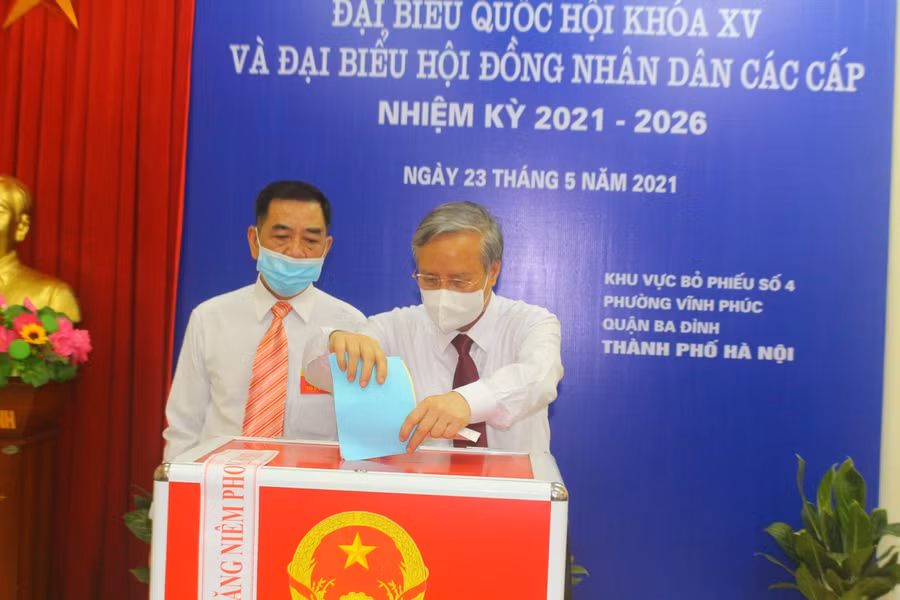 Nguyên Thường trực Ban Bí thư Trần Quốc Vượng thực hiện bỏ phiếu.