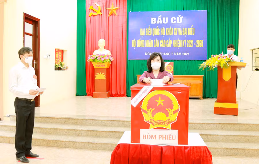 Ủy viên Trung ương Đảng, Bí thư Tỉnh ủy, Đào Hồng Lan bỏ phiếu tại Tổ bầu cử số 2 (Ảnh Báo BN)