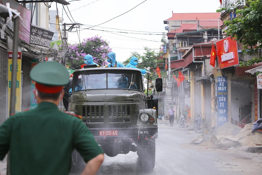 Phun khử khuẩn nơi có ca nhiễm Covid-19 (Ảnh minh họa).