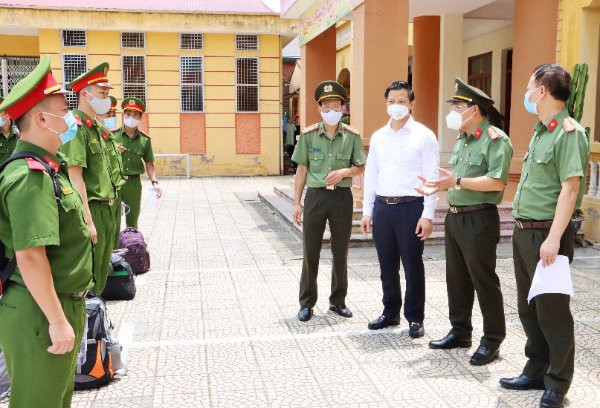 Ông Vương Quốc Tuấn (áo trắng) động viên các cán bộ, chiến sĩ Công an tăng cường phòng, chống dịch tại tỉnh.
