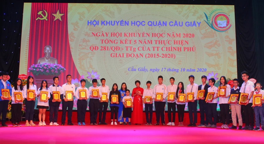 Hội Khuyến học Cầu Giấy khen thưởng các em học sinh giỏi, đạt thành tích cao tại các kỳ thi.