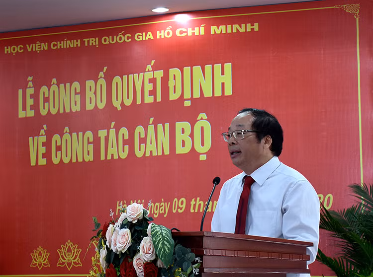 PGS,TS Lưu Văn An, Quyền Giám đốc Học viện phát biểu nhận nhiệm vụ.