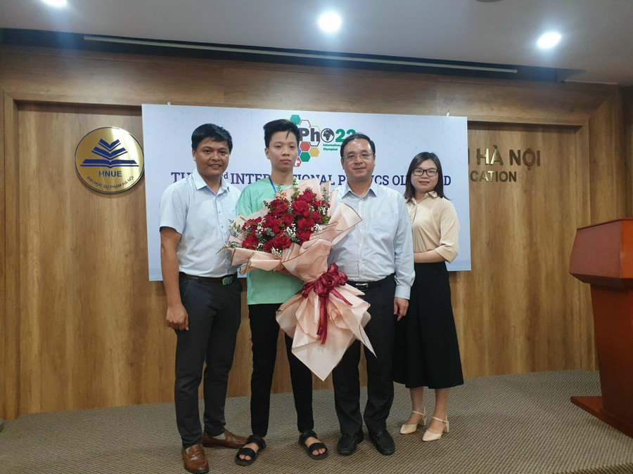 Giám đốc Sở GD&ĐT Bắc Ninh - Nguyễn Thế Sơn (thứ 2 từ phả sang) chúc mừng, động viên Nguyễn Đăng Phúc. Giám đốc Sở GD&ĐT Bắc Ninh - Nguyễn Thế Sơn (thứ 2 từ phả sang) chúc mừng, động viên Nguyễn Đăng Phúc.