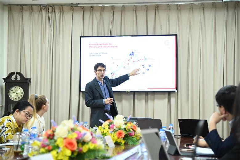 Đại diện đoàn công tác giới thiệu về chương trình “Tăng trưởng tương thích với ứng phó biến đổi khí hậu”. Đại diện đoàn công tác giới thiệu về chương trình “Tăng trưởng tương thích với ứng phó biến đổi khí hậu”.
