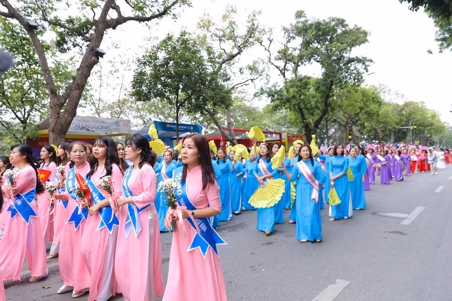Hồ Gươm như bừng sáng bởi cả ngàn tà áo dài rực rỡ, đẹp mắt trong buổi diễu hành.