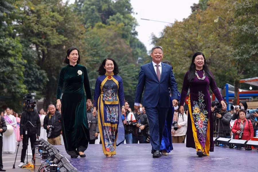 Chương trình đồng diễn nhận được sự quan tâm của các đồng chí lãnh đạo Trung ương Hội LHPN Việt Nam, Thành phố Hà Nội.