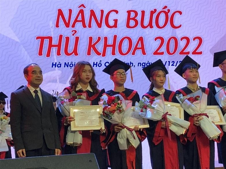 Sinh viên Lò Văn Anh và Nông Phạm Thu Hà nhận học bổng "Nâng bước thủ khoa năm 2022". Sinh viên Lò Văn Anh và Nông Phạm Thu Hà nhận học bổng "Nâng bước thủ khoa năm 2022".