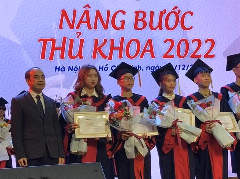 Sinh viên Lò Văn Anh và Nông Phạm Thu Hà nhận học bổng "Nâng bước thủ khoa năm 2022".