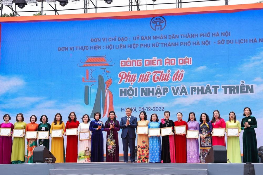 Lãnh đạo TP Hà Nội trao chứng nhận tham gia chương trình cho các đơn vị. Lãnh đạo TP Hà Nội trao chứng nhận tham gia chương trình cho các đơn vị.