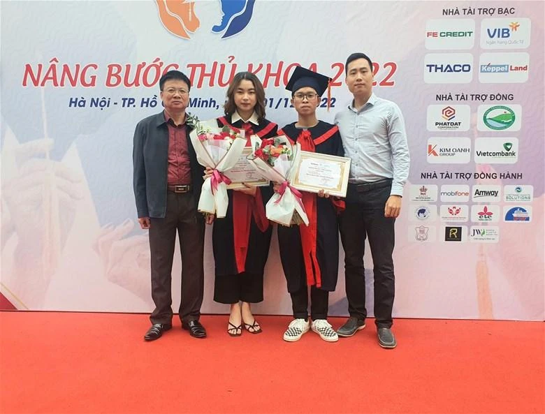 Thầy cô EPU đồng hành cùng sinh viên nhận học bổng "Nâng bước thủ khoa năm 2022".