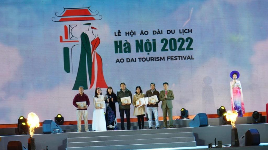 Ban Tổ chức trao 9 giải Khuyến khích, 3 giải Ba, 2 giải Nhì, 1 giải Nhất (tác giả Vũ Bảo Ngọc - tác phẩm &quot;Bài ca sông Hồng&quot;) cho các tác giả đoạt giải trong cuộc thi &quot;Ảnh du lịch Hà Nội năm 2022&quot;.