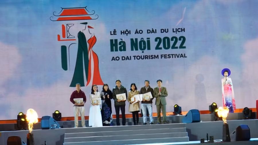 Ban Tổ chức trao 9 giải Khuyến khích, 3 giải Ba, 2 giải Nhì, 1 giải Nhất (tác giả Vũ Bảo Ngọc - tác phẩm "Bài ca sông Hồng") cho các tác giả đoạt giải trong cuộc thi "Ảnh du lịch Hà Nội năm 2022".