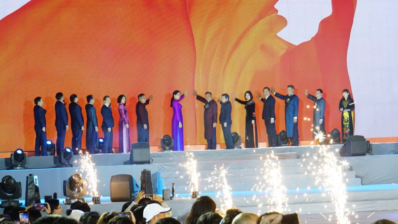 Các đại biểu cũng đã nhấn nút khai mạc Lễ hội Áo dài Du lịch Hà Nội 2022. Các đại biểu cũng đã nhấn nút khai mạc Lễ hội Áo dài Du lịch Hà Nội 2022.