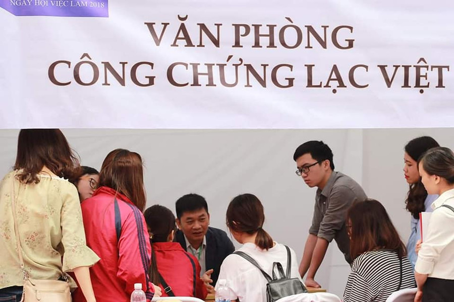 Sinh viên Đại học Luật tìm hiểu thông tin việc làm Sinh viên Đại học Luật tìm hiểu thông tin việc làm