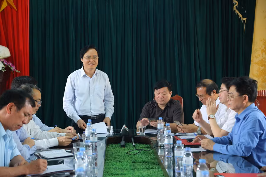 Quang cảnh buổi làm việc