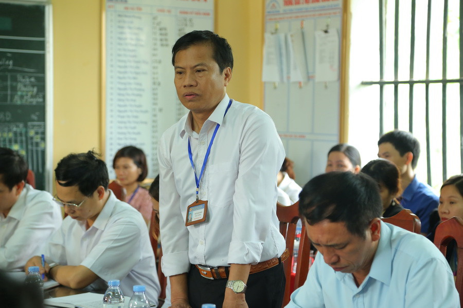 Ông Nhữ Mạnh Phong - Hiệu trưởng Trường THCS Phù Ủng - báo cáo sự việc