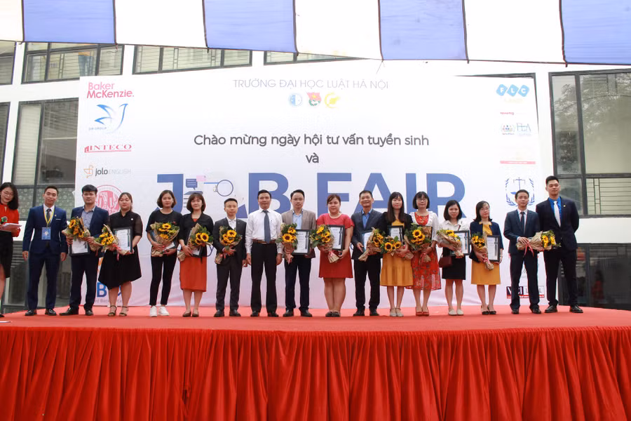 Đại học Luật Hà Nội chú trọng tư vấn việc làm cho sinh viên