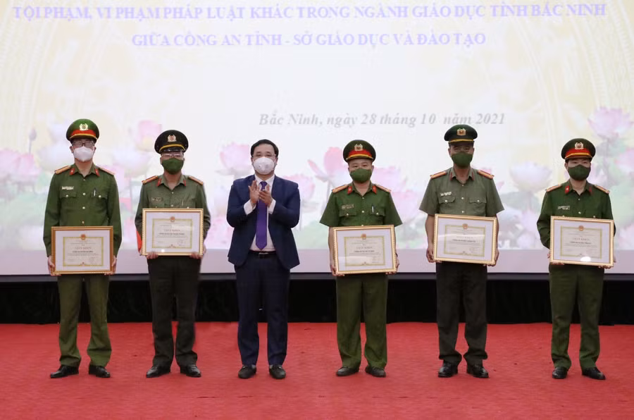 Các tập thể, cá nhân xuất sắc được nhận Giấy khen của Giám đốc Sở GD&amp;ĐT.