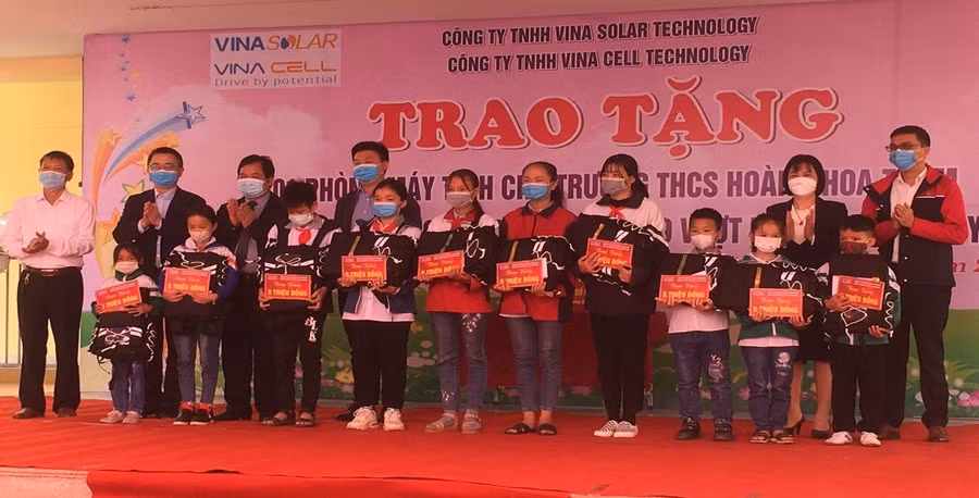 Đại diện Công ty TNHH Vina Solar Technology và Công ty TNHH Vina Cell Technology trao học bổng cho 10 HS nghèo có thành tích trong học tập của huyện Yên Thế.