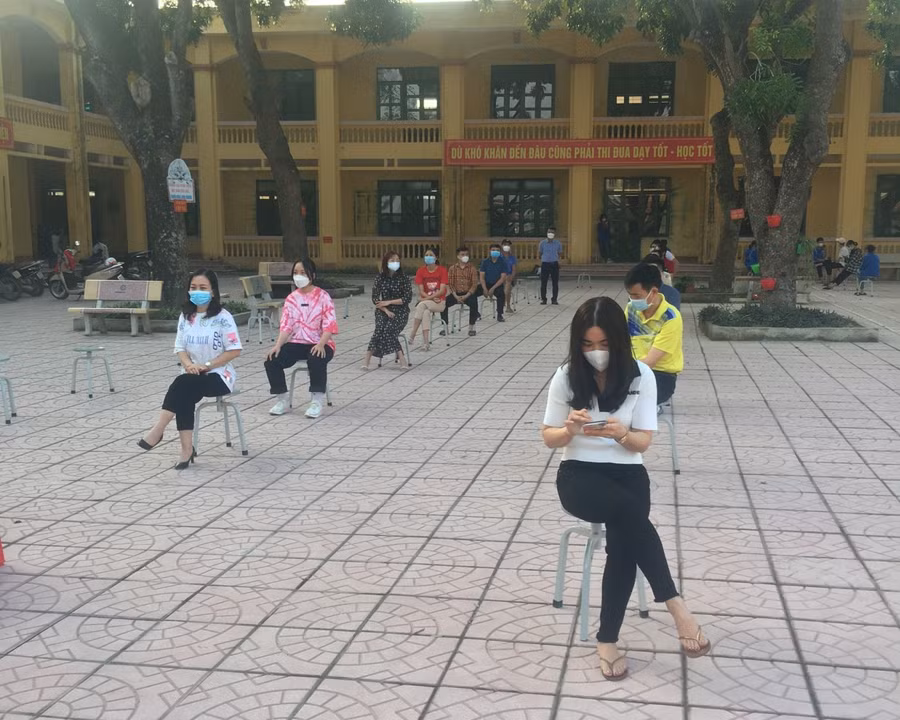 Học sinh Việt Yên xếp hàng xét nghiệm Covid-19.