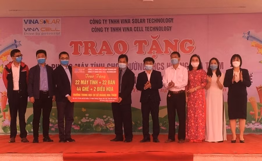 Đại diện các đơn vị doanh nghiệp trao tặng trang thiết bị phòng máy tính gửi đến Trường THCS Hoàng Hoa Thám.