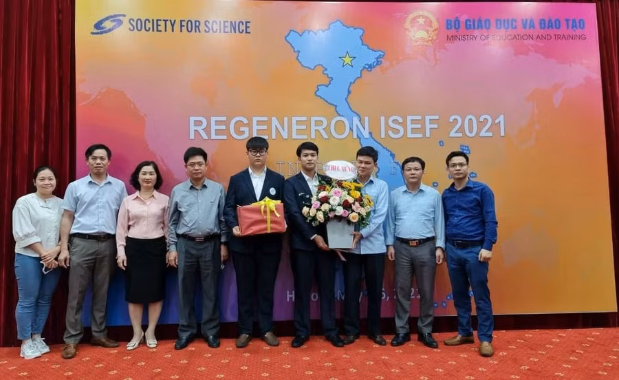 Đại diện Sở GD&amp;ĐT Bắc Ninh chúc mừng Nguyễn Đức An và Phạm Đức Linh cùng trường THPT Hàn Thuyên.