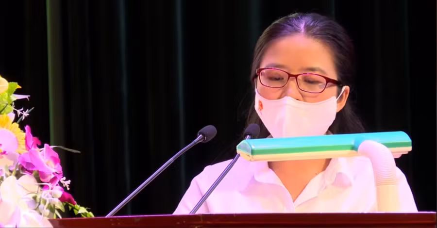 Đại biểu Nguyễn Thị Hà phát biểu tiếp xúc cử tri.