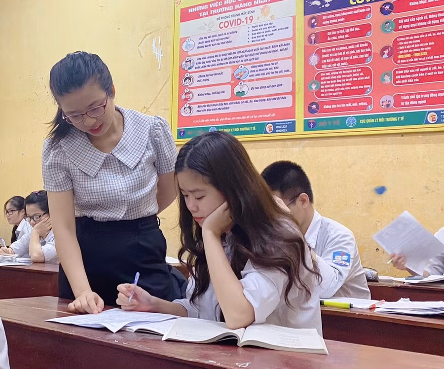 Cô Nguyễn Thị Hà trong giờ lên lớp. Ảnh tư liệu