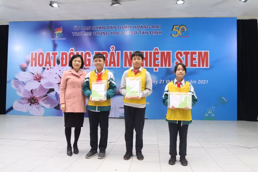 Hiệu trưởng Chu Thị Xuân Hường trao phần thưởng cho các học sinh