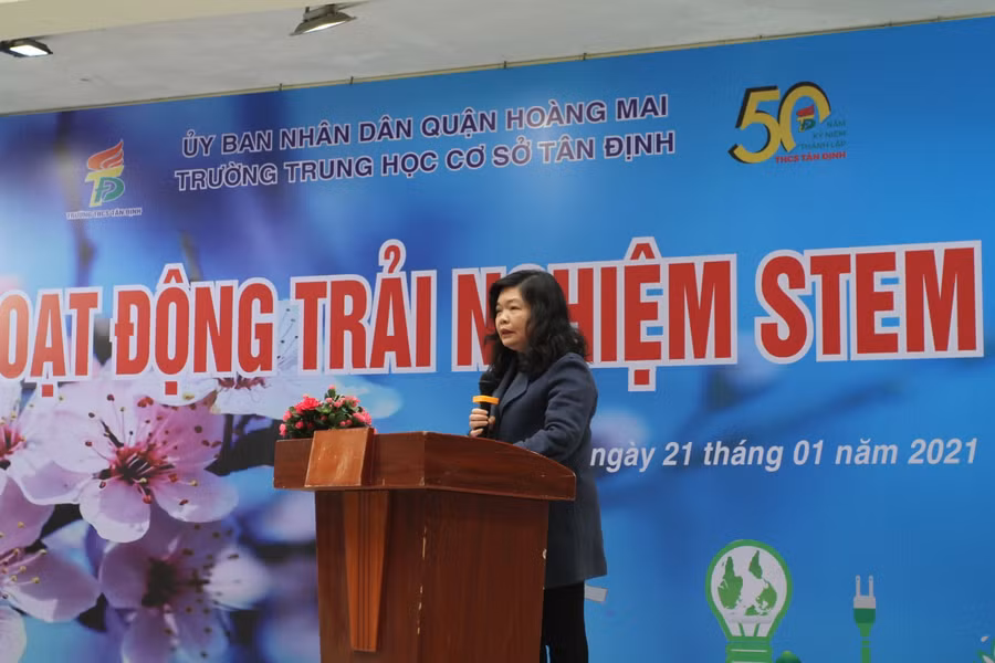 Bà Phạm Đàm Thục Hạnh- Trưởng phòng GD&amp;ĐT Quận Hoàng Mai động viên thầy trò nhà trường