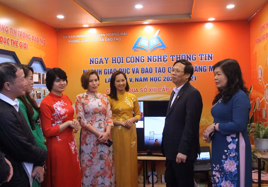 Các đại biểu tham quan các khu trưng bày CNTT