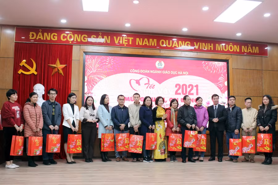 Công đoàn ngành GD-ĐT Hà Nội tặng quà Tết cho các giáo viên có hoàn cảnh khó khăn