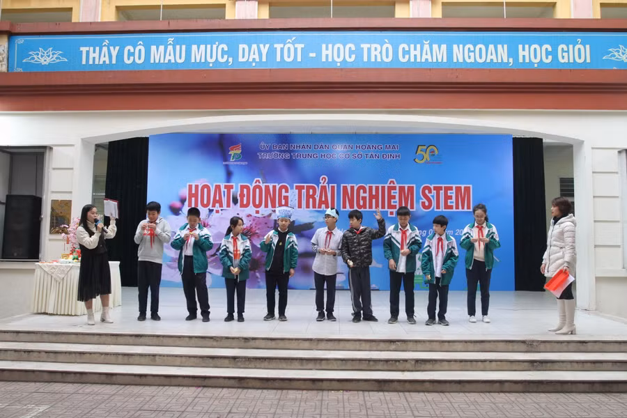 Các học sinh tham gia hoạt động trải nghiệm
