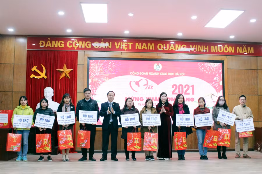 Lãnh đạo Sở GD&amp;ĐT Hà Nội và Công đoàn ngành GD-ĐT Hà Nội trao kinh phí hỗ trợ, xây dựng, sửa chữa Mái ấm công đoàn cho các giáo viên.